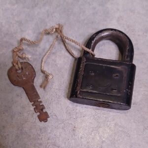 Vintage Yale & TOWNE TITAN Black Padlock with Key